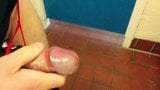 Branlette de toilettes publiques lubrifiée dans un string rouge - slugsofcumguy snapshot 2