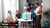 Những người cha kế hứng tình thưởng cho những chàng trai trẻ dễ thương của họ cho ngày sinh nhật của họ với một bữa tiệc đập bất ngờ snapshot 3