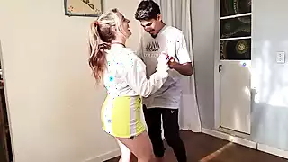 CLASES DE BAILE. PROFESORA MILF LE DA UNA LECCION PRIVADA A SU ...