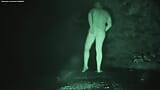 Pisse avec érection pendant une promenade nue en public la nuit. (008) Tobi en pisse00815 snapshot 2