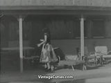 La sexy Donna Watkins posa desnuda junto a la piscina (vintage de los años 50) snapshot 1