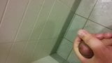 Lelaki muda Asia melancap air mani di bilik mandi awam (saya) snapshot 5