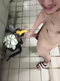 Tailandesa se masturbando no chuveiro público snapshot 6