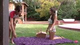 Pussy pleasers Abigail Mac en Ariana Marie in de achtertuin! snapshot 2