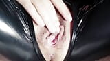 Ich öffne ihren latex-catsuit und fingere sie, bis sie kommt - weiblicher orgasmus snapshot 5