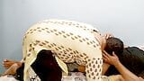 热辣的继母在空荡荡的房子里和继子在床上做爱 - 性感的妈妈 snapshot 4