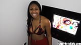 Une strip-teaseuse noire avec de beaux seins suce et se fait baiser dans une cabine de glory hole snapshot 1