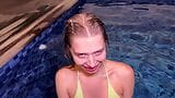 Süßer Blowjob im öffentlichen Schwimmbad. Sperma auf die Haare von Californiababe snapshot 16