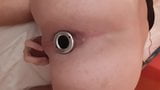 Twink spielt mit seinem geilen Tunnel Plug snapshot 1