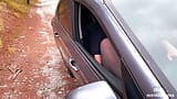 Bogini stóp dokucza w szarych nieprzezroczystych rajstopach w samochodzie snapshot 2