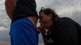 BBW gibt riskanten Blowjob am Strand snapshot 5