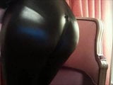 Selina provoca en catsuit negro brillante snapshot 6