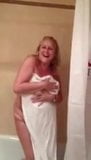 バスルームでアメリカ人既婚女性ヌード。非常にホットなビデオ snapshot 2