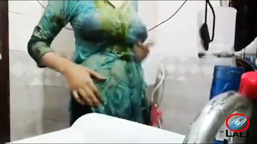 Pakistani Aunty in the Bath, Sexy Video