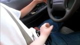 एमेच्योर कार handjobs और मुखमैथुन जबकि ड्राइविंग snapshot 4