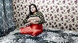 Belle Bhabhi indienne montrant de gros seins avec des discussions sales en hindi snapshot 14