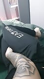 Macocha w łóżku dotyka pasierba penisa ręką nad dżinsami snapshot 7