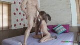 Prostituta tailandesa fodida na cama snapshot 16