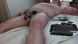 Gespleten en uitgerekte ballen worden hard ingeschat. handsfree orgasme. snapshot 9