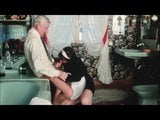 Büyükbaba onu kuru emmek için hizmetçi üzerinde masturbasyon yapıyor snapshot 9