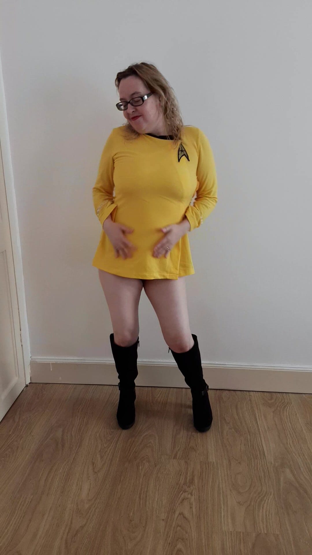 sexy star trek commander cosplay snapshot 1