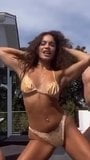 Vanessa Hudgens danse en bikini (ralenti) snapshot 4