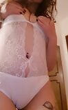 Une fille en lingerie blanche taquine avec ses seins et sa chatte snapshot 2