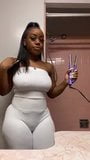 Une black en lycra blanc - cameltoe et seins snapshot 2