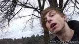 Joven euro twink desensillado al aire libre snapshot 1