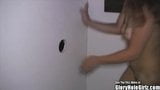 Latina Shorty Ho lutscht Schwänze im Gloryhole snapshot 8