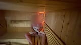 Riesiger erleichternder cumshot in der sauna, fast beim masturbieren erwischt snapshot 3