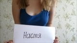 Pokaz rosyjskiej dziewczyny przed kamerą snapshot 2
