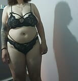 La matrigna in lingerie nera con grandi tette viene filmata dal figliastro snapshot 16