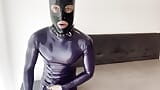 Toucher fétiche - fétiche amateur en latex dans une combinaison en caoutchouc moulant et masque - masturbation maison en solo snapshot 1