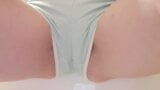 Meisje plast in korte broek close-up! snapshot 1