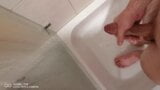 Spelen met pik onder de douche snapshot 4