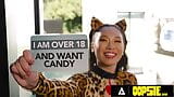 Oopsie - remaja Asia Kimmy Kimm ditipu untuk melancap orang asing sesat semasa trick-or-treating! snapshot 2