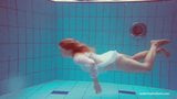 Gostosa Melisa Darkova vestida debaixo d'água snapshot 4