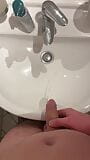 Une grosse bite allemande pisse dans le lavabo de la salle de bain des parents snapshot 1