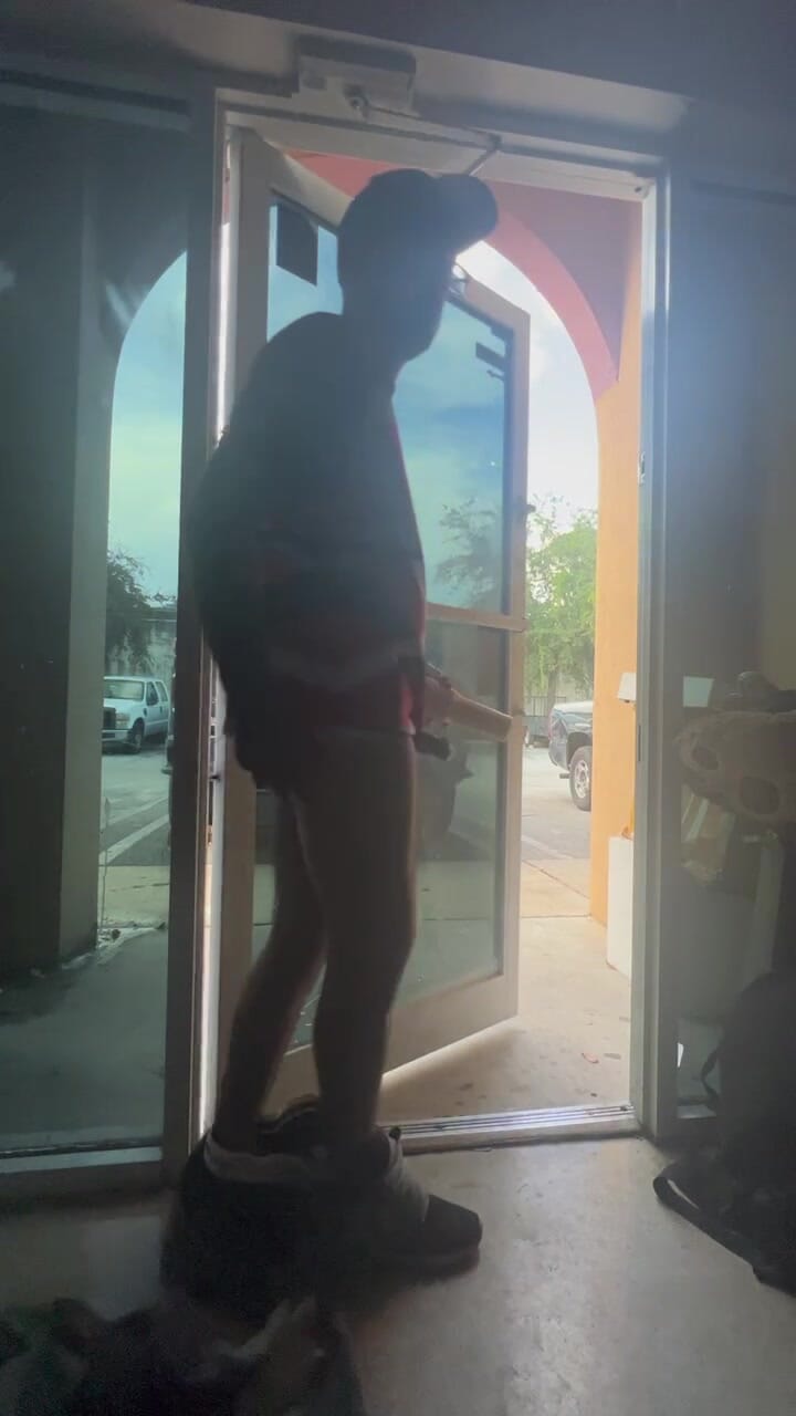 在公共办公室露出