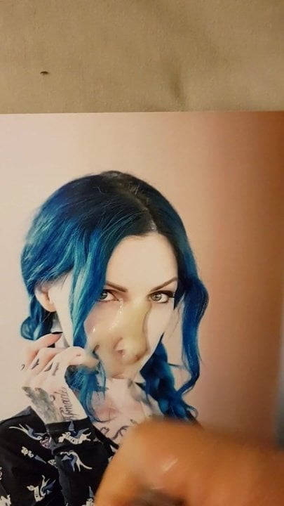 Cum tribute raie sebevražedný