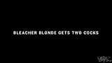 Une blonde blanchisseuse reçoit deux bites transangels snapshot 10