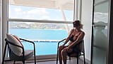 Rondborstige exhibitionistische stiefmoeder vingert natte kut op balkon van cruiseschip - kijk hoe rijpe meesteres donderdag klaarkomt snapshot 1