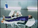 Due infermiere arrapate condividono lo strumento del tizio su un letto di clinica snapshot 7