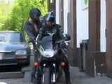 Ein Biker in der Garage snapshot 2