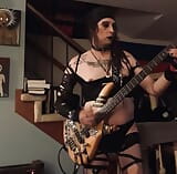 Une t-girl gothique sexy joue de la basse en lingerie snapshot 10