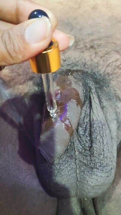 Adik ipar India seksi memberikan handjob kepada teman lelakinya dengan minyak urut