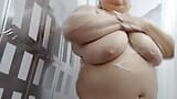 Madrastra desnuda con grandes tetas y culo se ducha snapshot 11