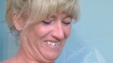Неверный массаж, зрелые лесбиянки трахаются в душе в любительском видео snapshot 9