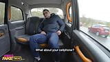 Vrouwelijke nep -taxichauffeur die een seksuele traktatie krijgt van een taxichauffeur met een heel heet lichaam snapshot 3